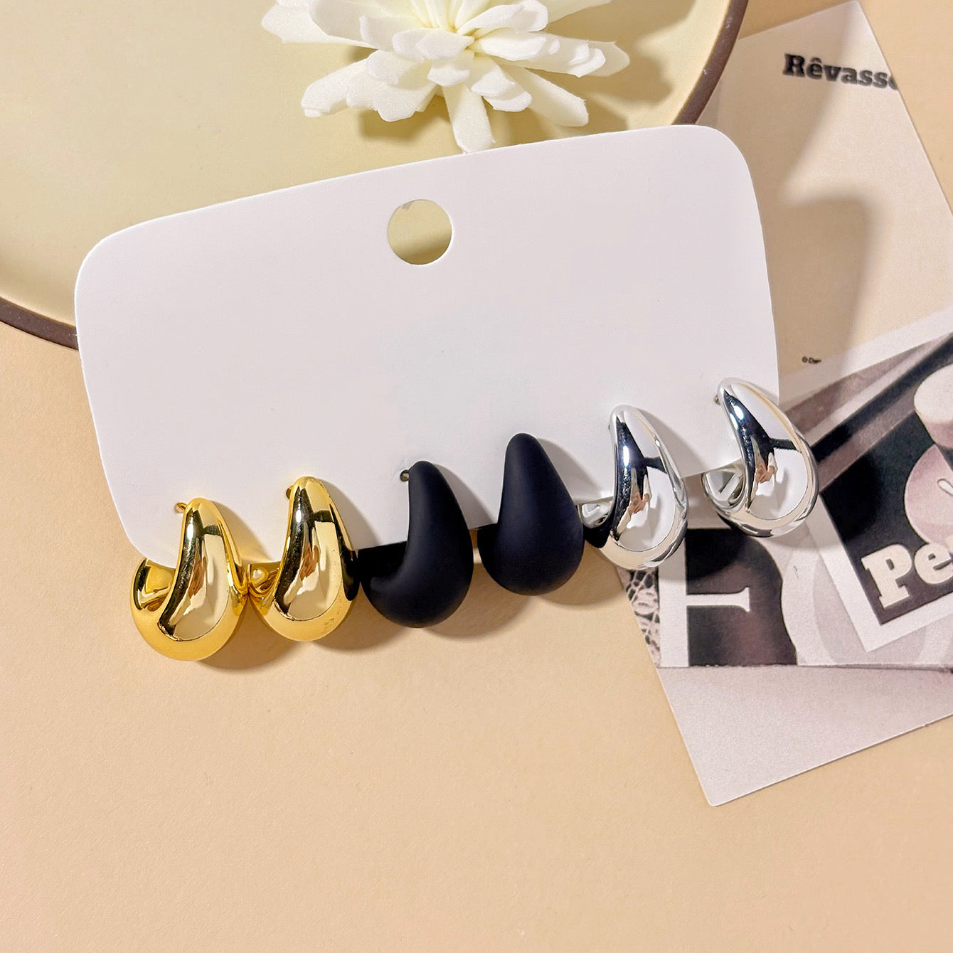 Set de 6 aretes canoa- dorado, plateado y negro