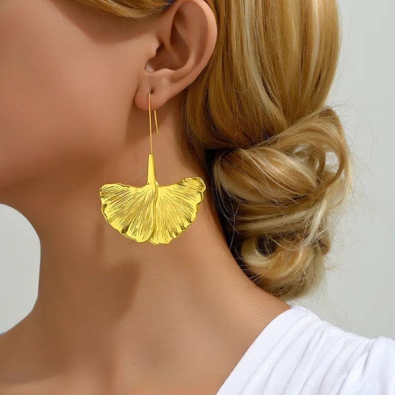 Aretes largos dorados de abanico