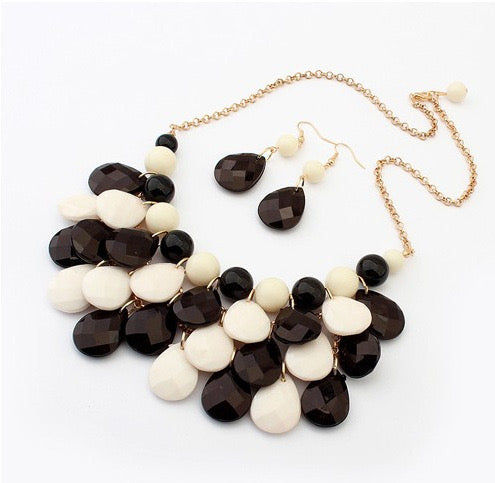 Collar blanco y negro + aretes