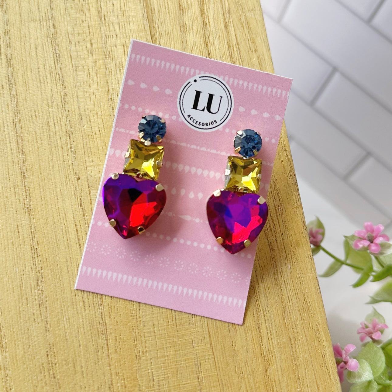 Aretes de corazón rosa y amarillo