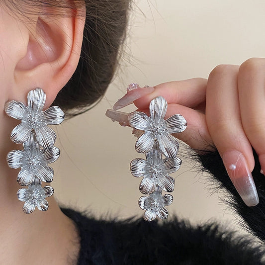 Aretes largos de flores plateadas