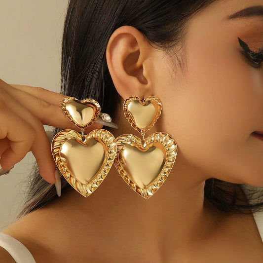 Aretes de corazones dorados