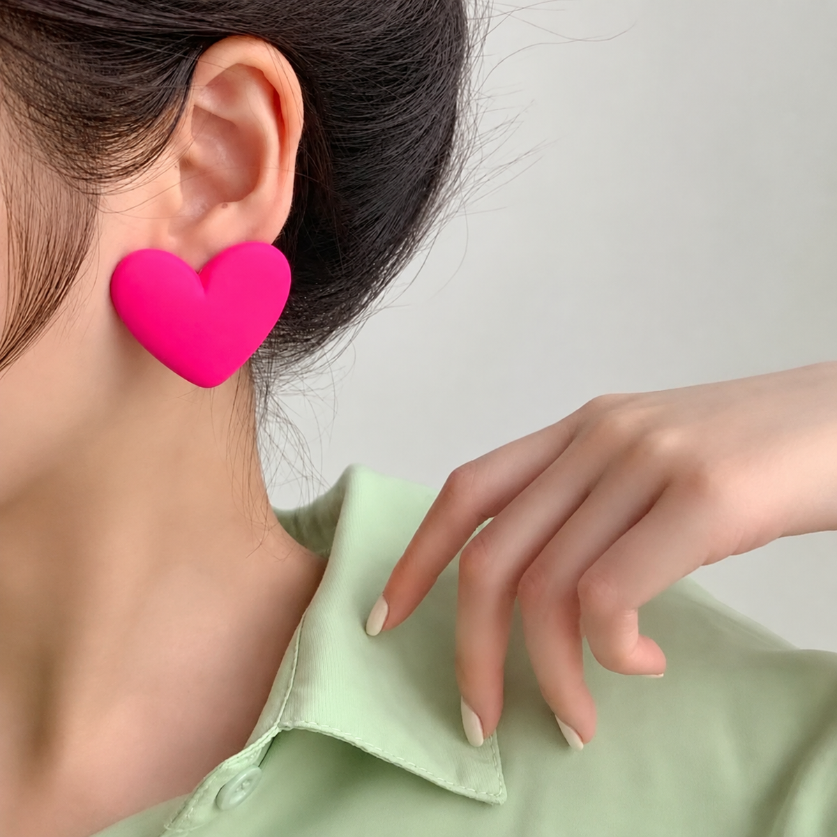 Aretes grandes de corazones rosados