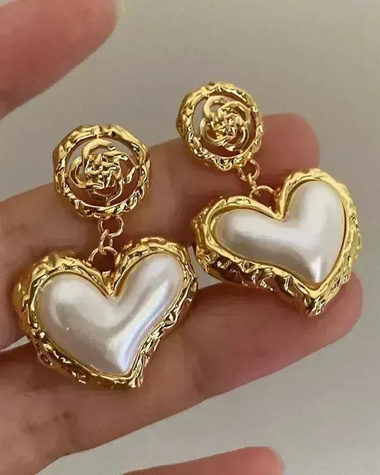 Aretes de corazones dorados