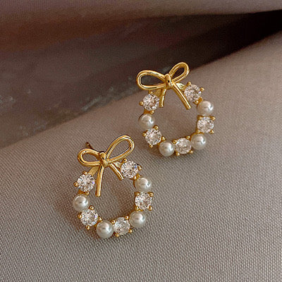Aretes de coronitas con lazo y pedrería plateada