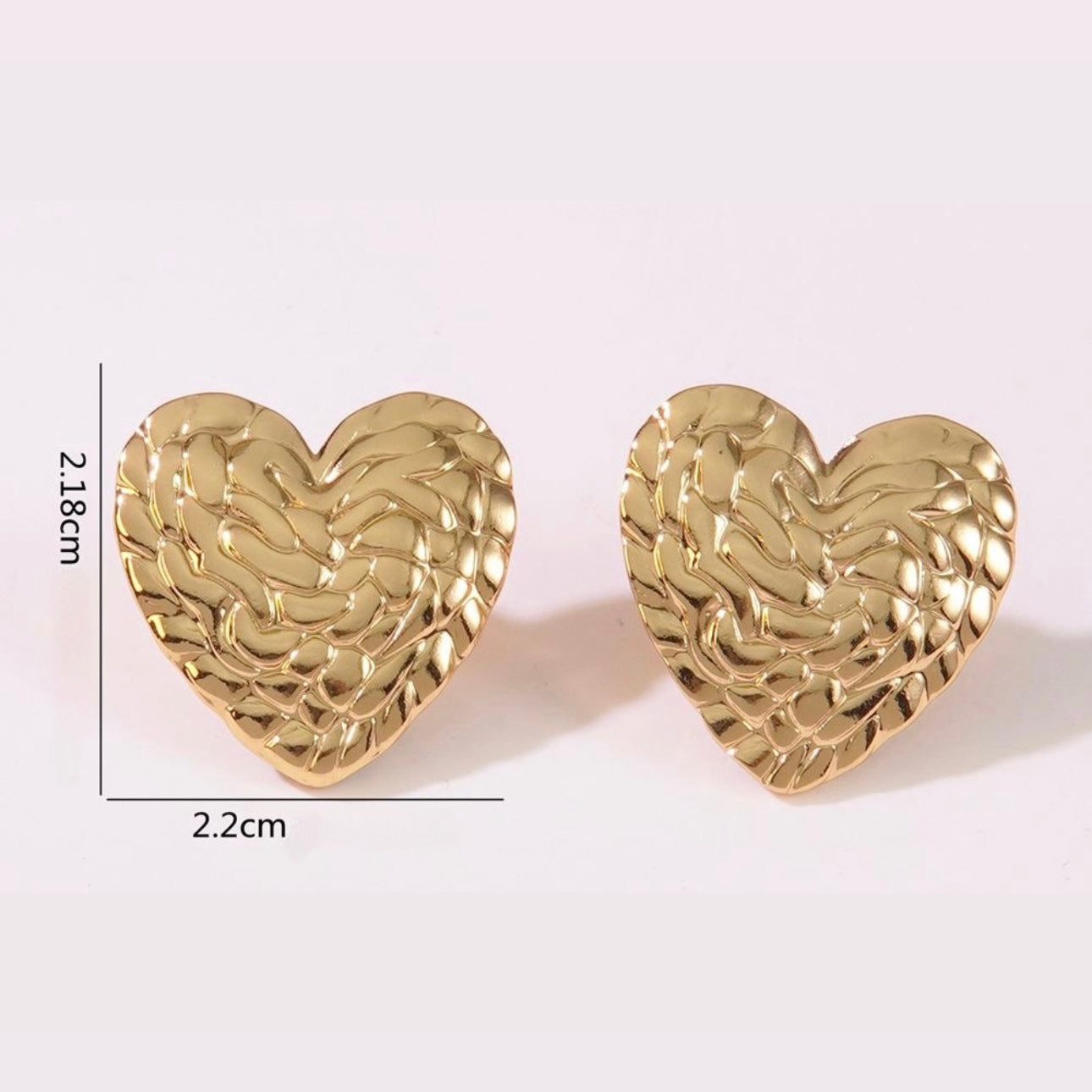 Aretes de corazones dorados con textura - acero inoxidable