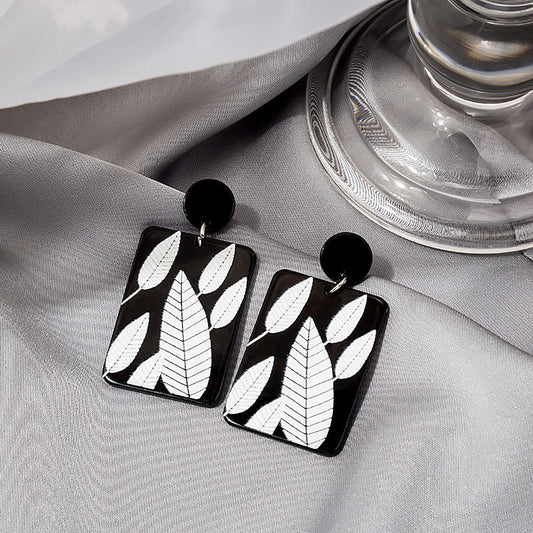 Aretes negros con hojas blancas