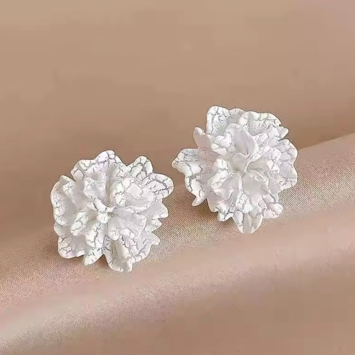 Aretes de flores blancas