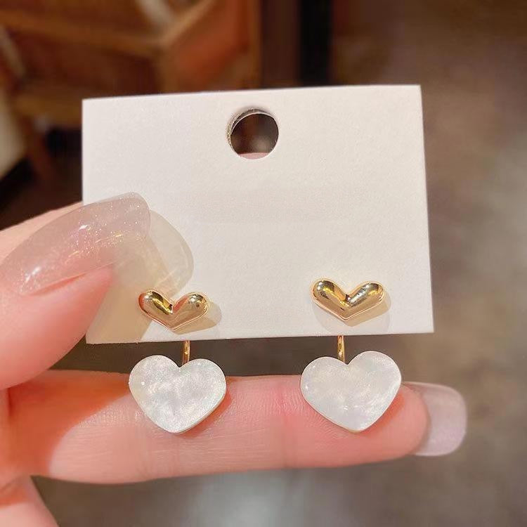 Aretes de corazones blancos