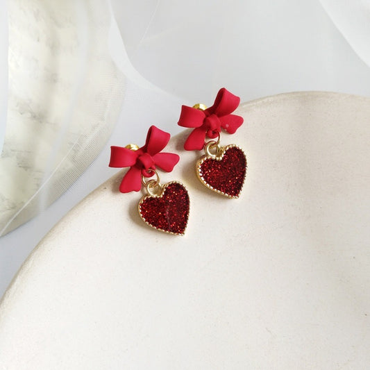 Aretes de corazón  rojos escarchados