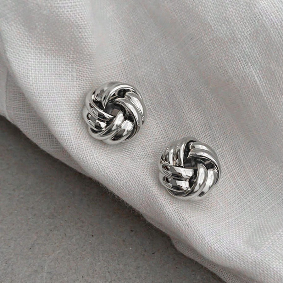 Aretes pequeños plateados