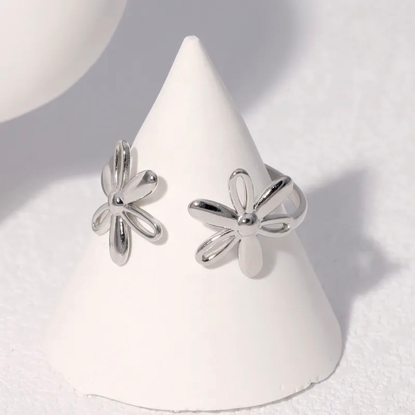 Anillo ajustable de flores plateadas- acero inoxidale