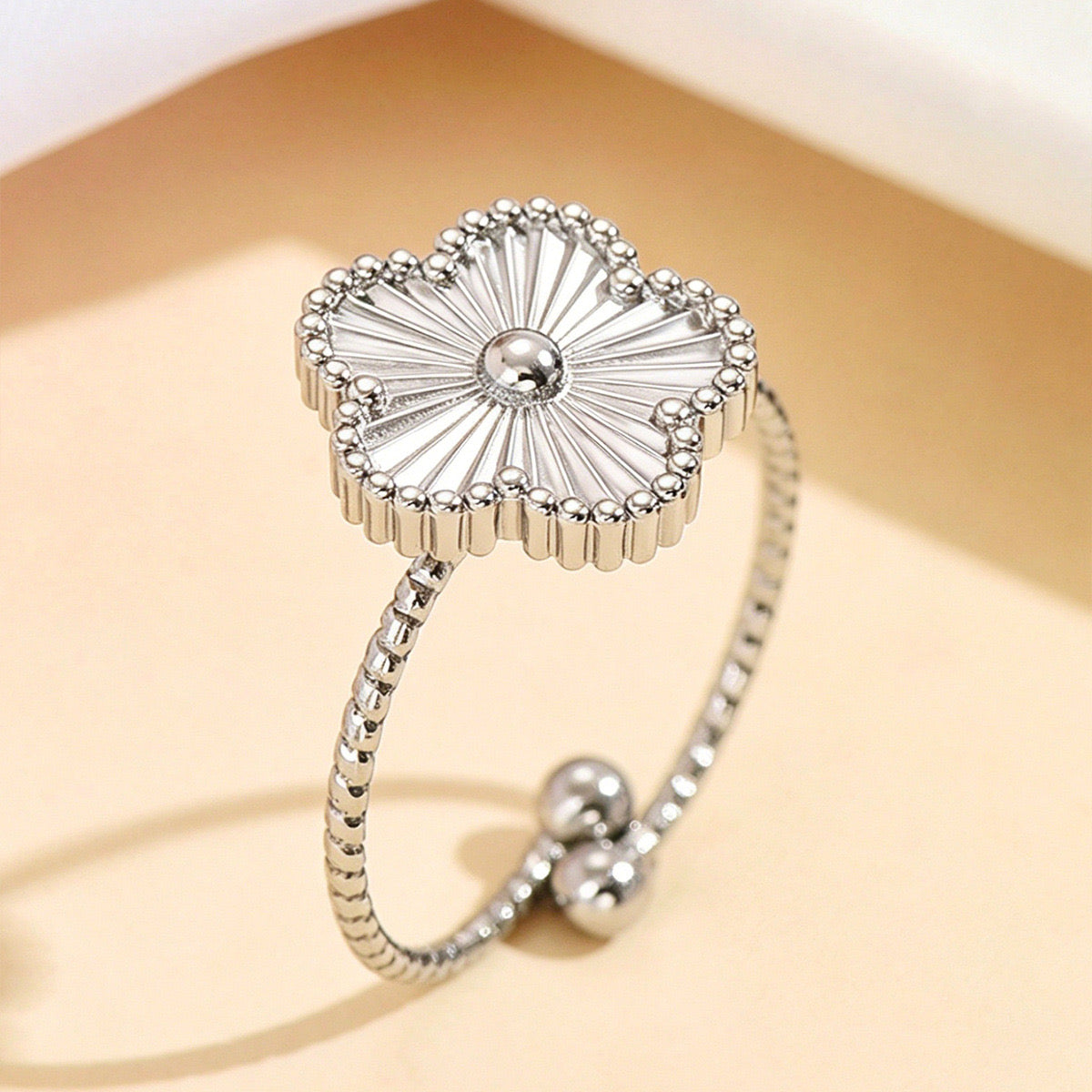 Anillo ajustable de flor plateada- acero inoxidable