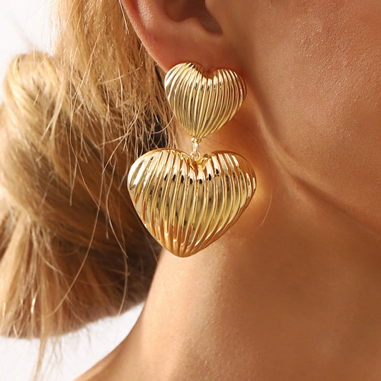 Aretes de corazones dorados