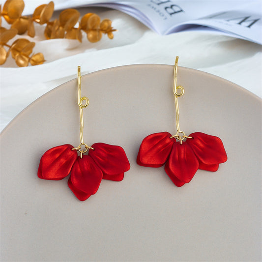 Aretes de pétalos rojos