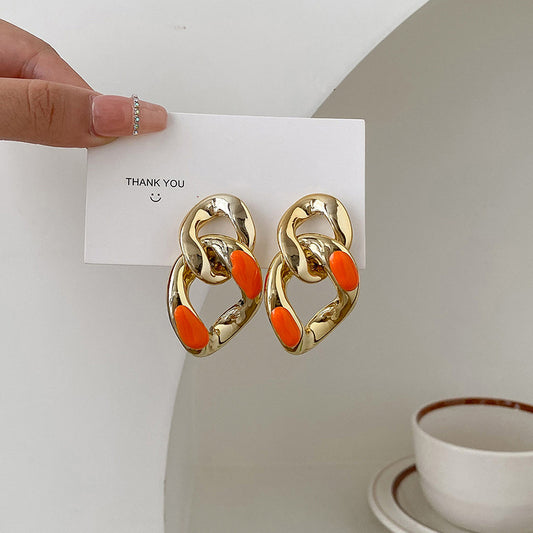 Aretes de cadena dorada con naranja