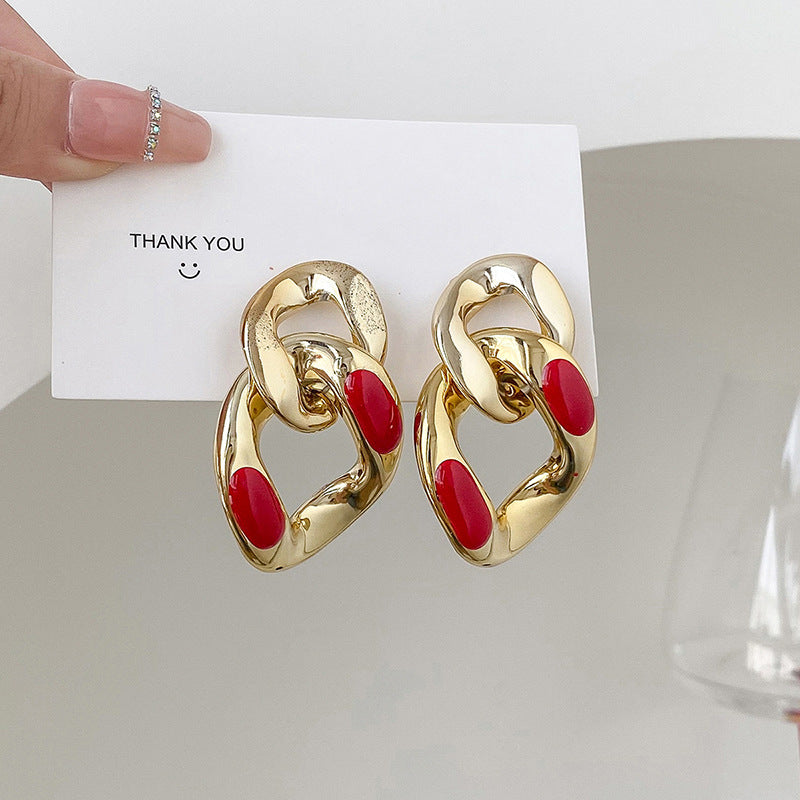 Aretes de cadena dorada con rojo