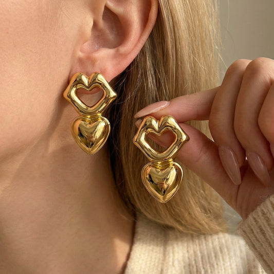 Aretes beso con corazón - acero inoxidable