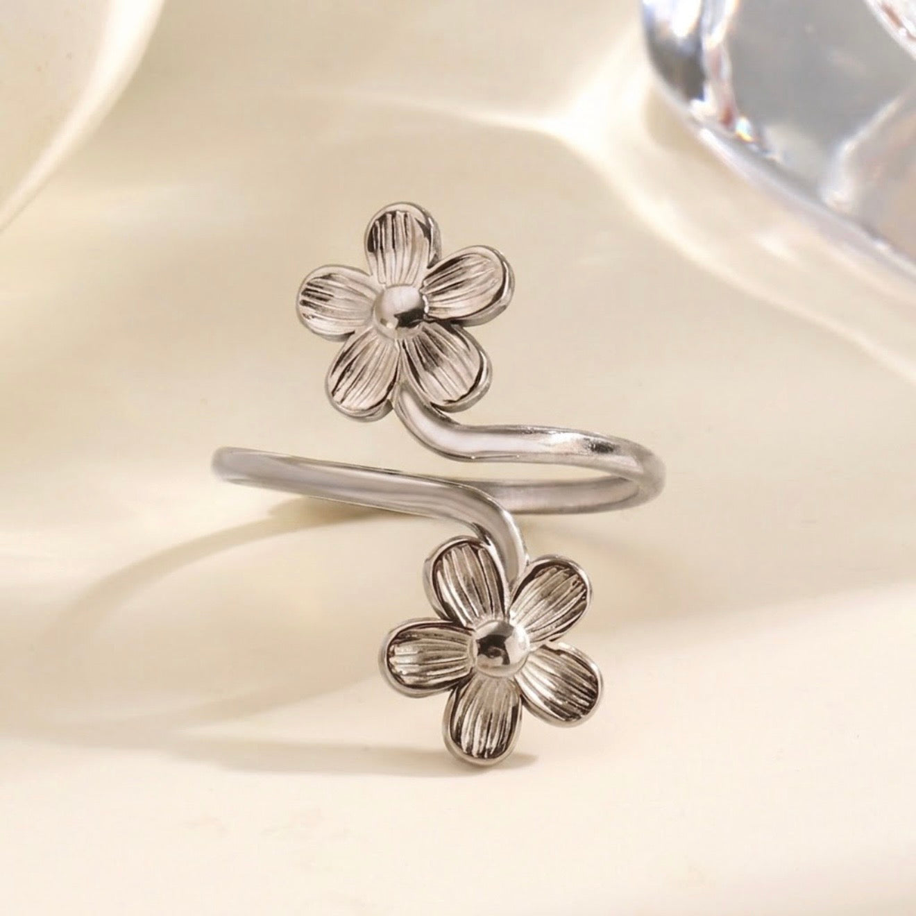 Anillo ajustable doble flor - acero inoxidable
