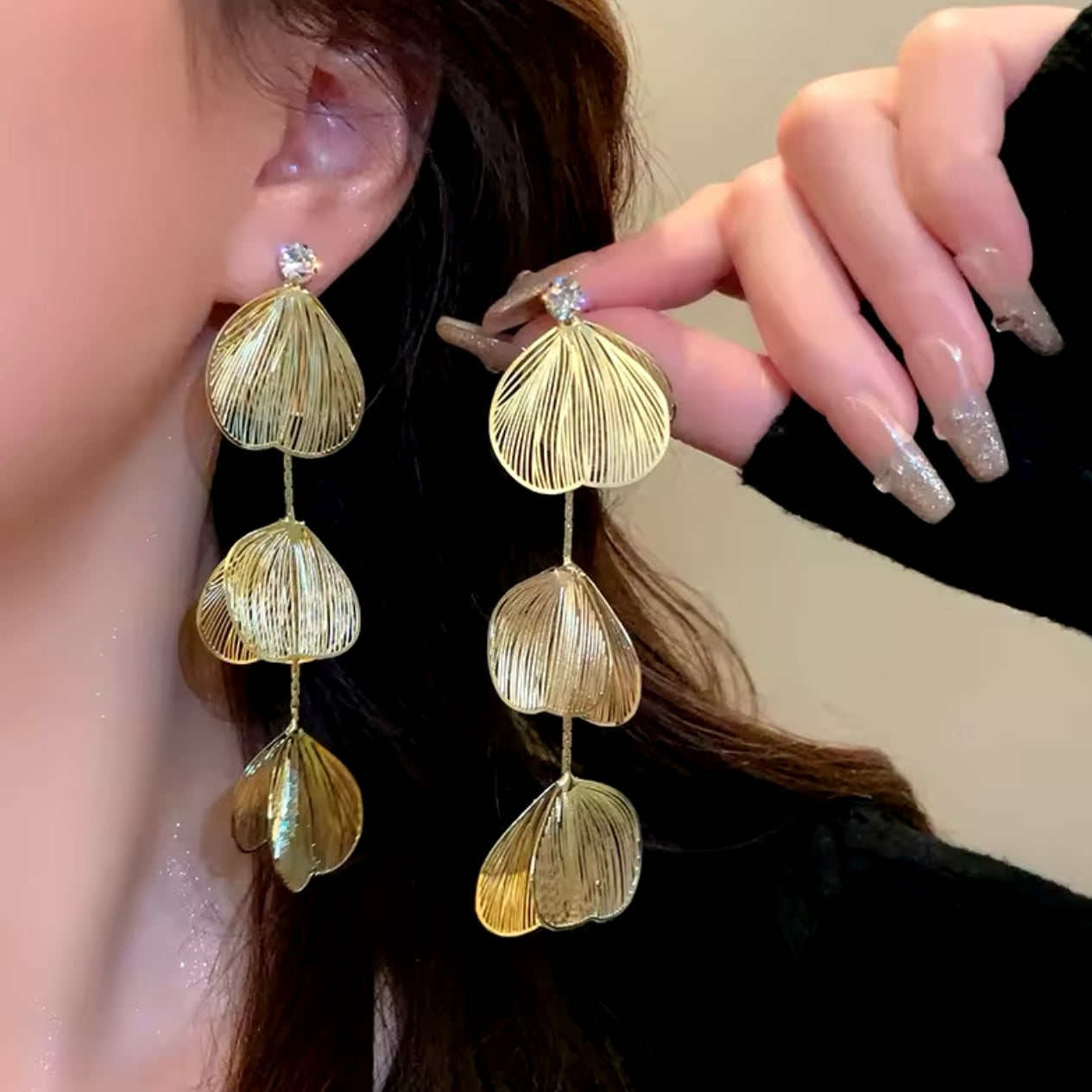 Aretes largos de pétalos dorados