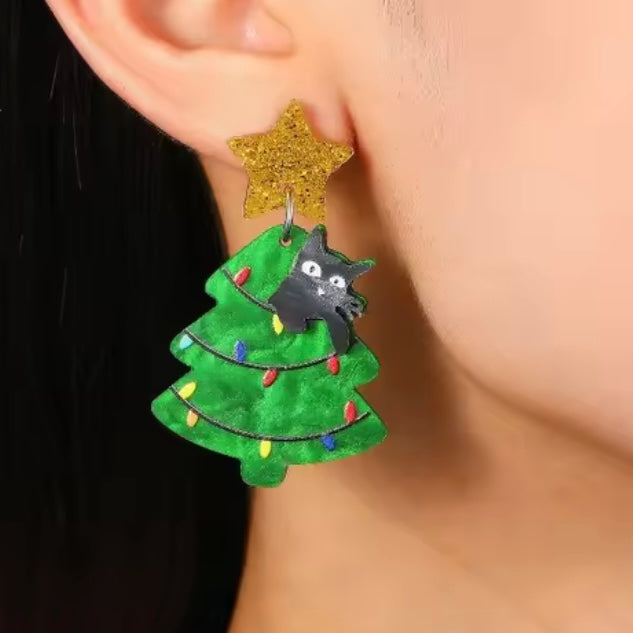Aretes de árbol navideño y gatito negro