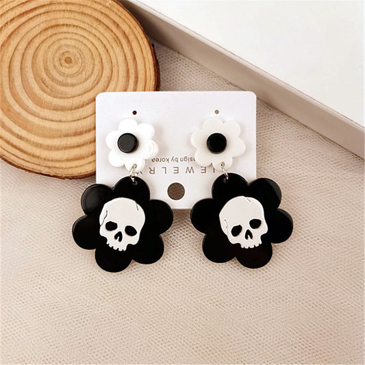Aretes calaveras blancas y flores negras