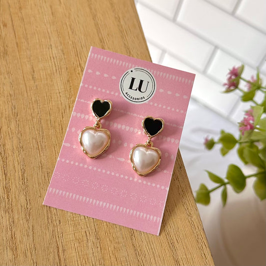 Aretes pequeños de corazones negros