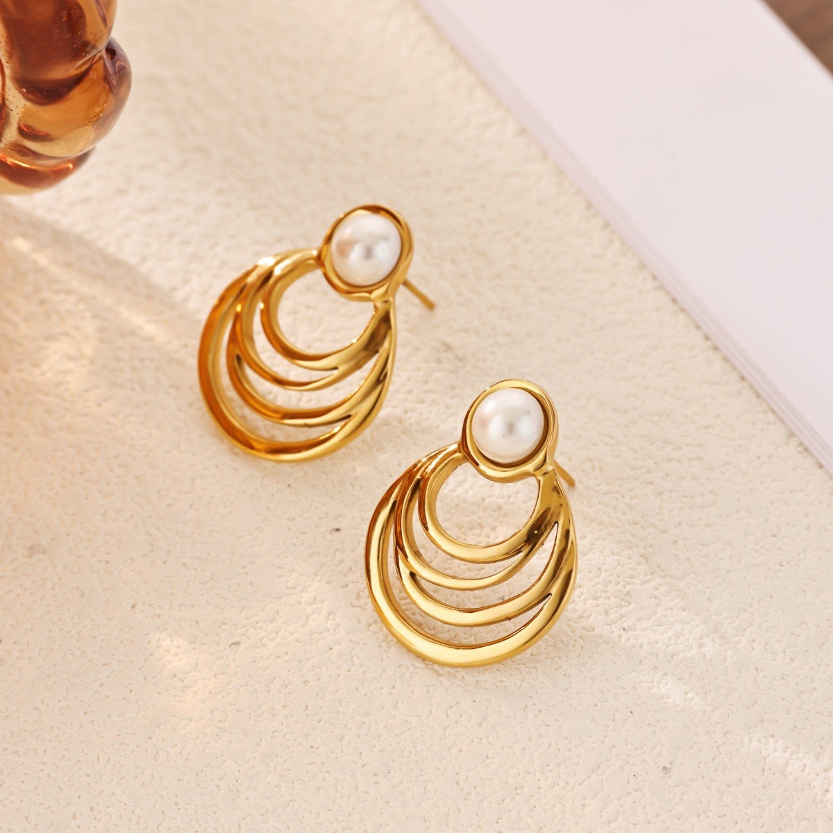 Aretes dorados con perla- acero inoxidable