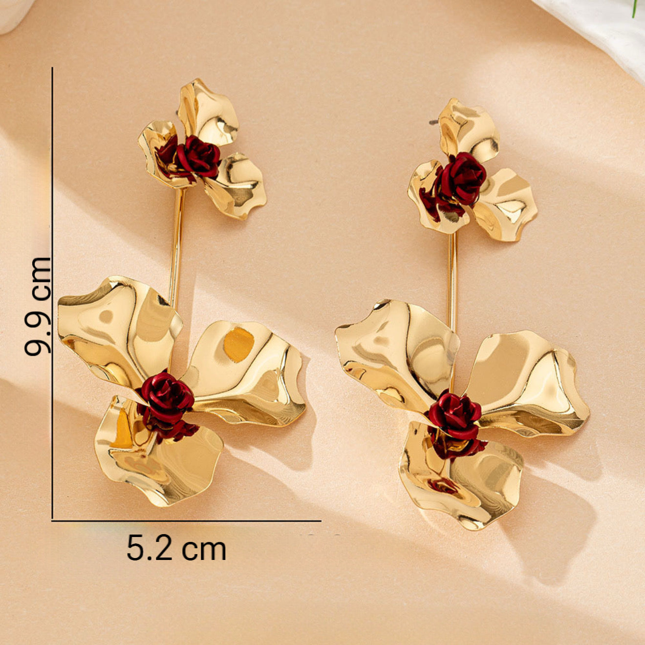 Aretes largos flores doradas con rojo