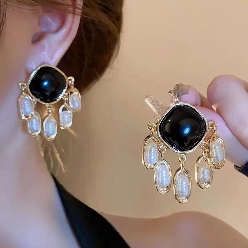 Aretes negros con perlas