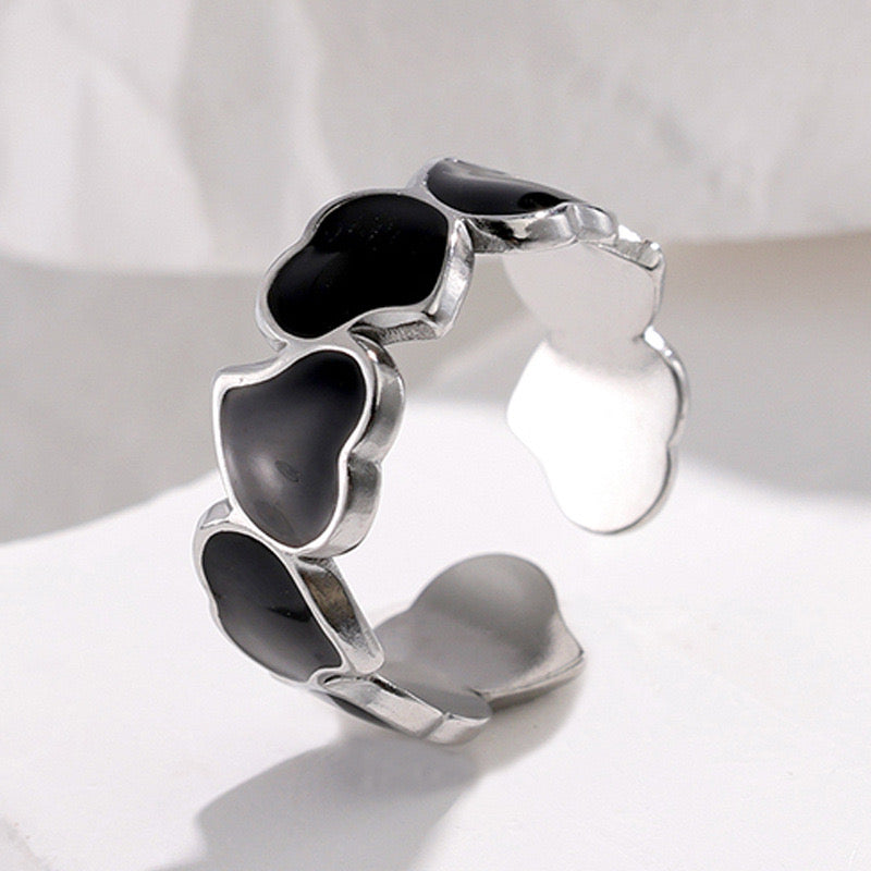 Anillo ajustable plateado con coazones negros - acero inoxidabler