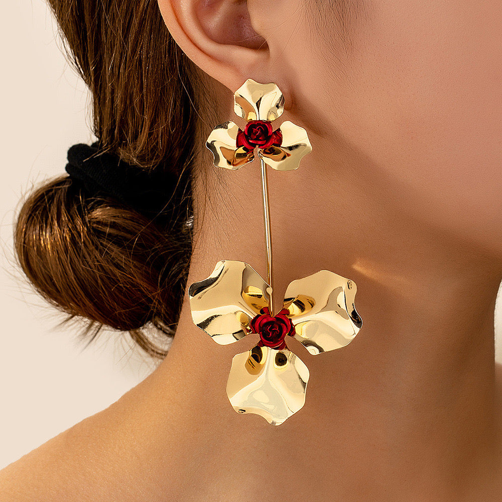 Aretes largos flores doradas con rojo