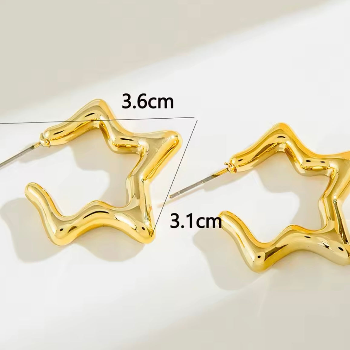 Aretes de estrellas doradas