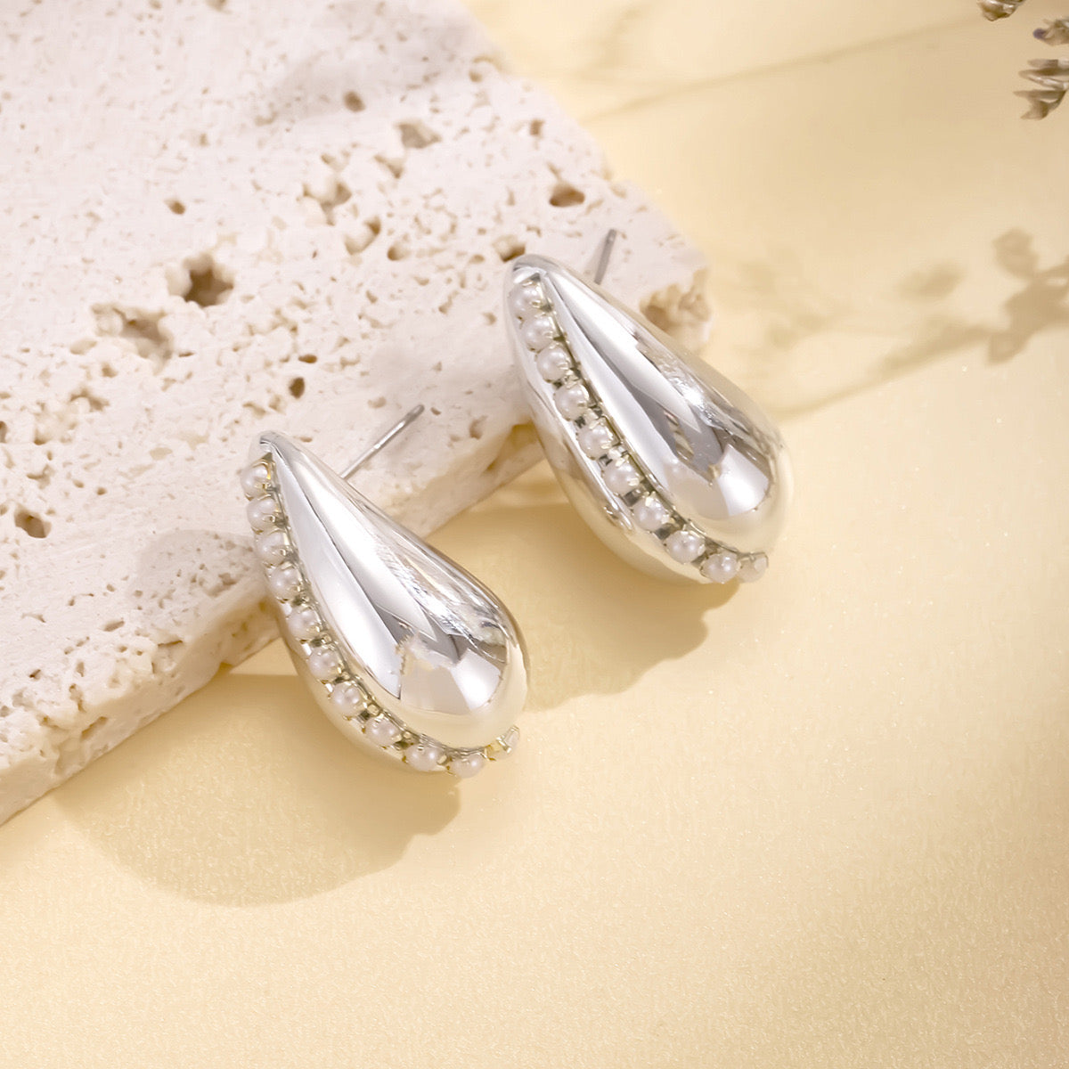 Aretes de gota con pedrería - plateados