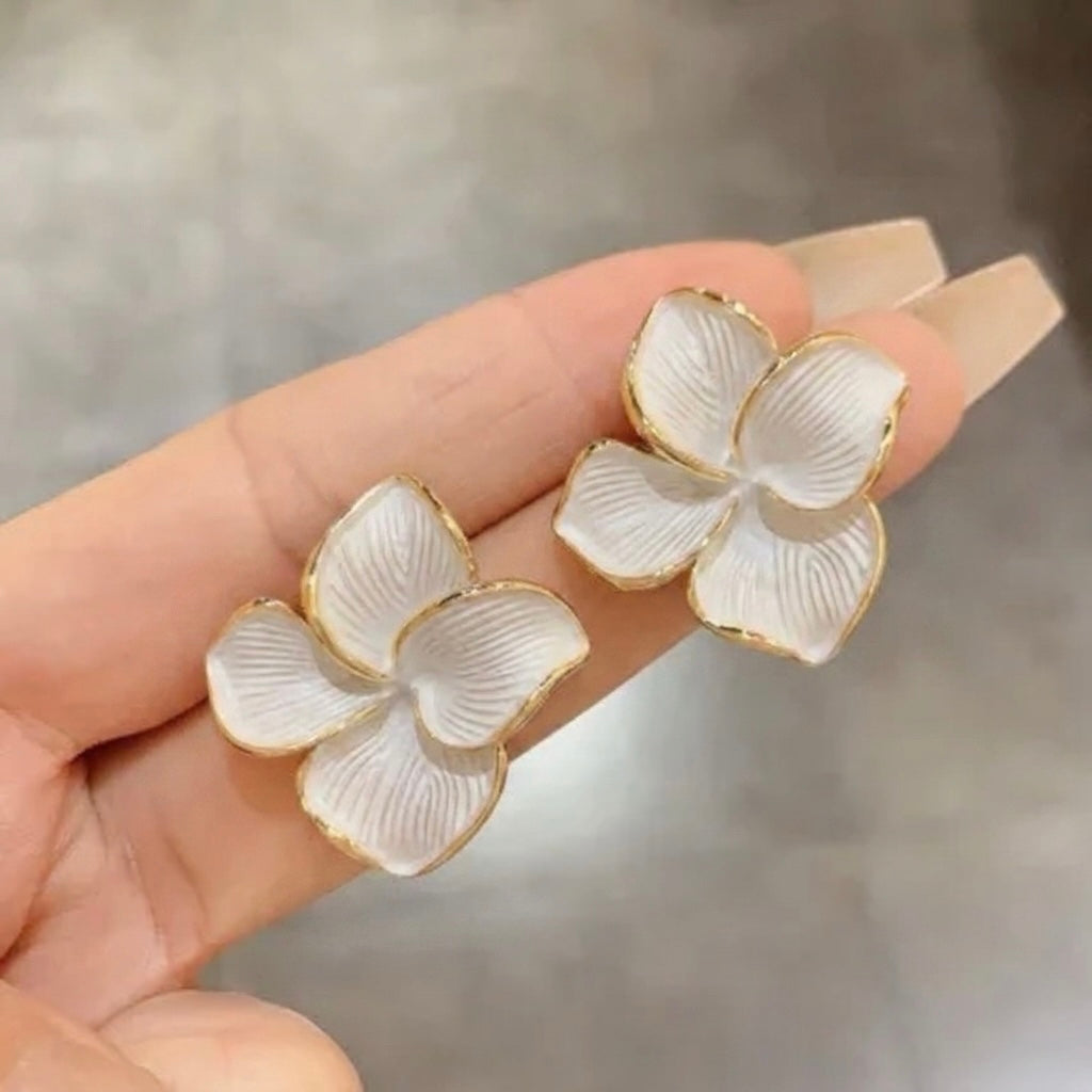 Aretes flores blancas