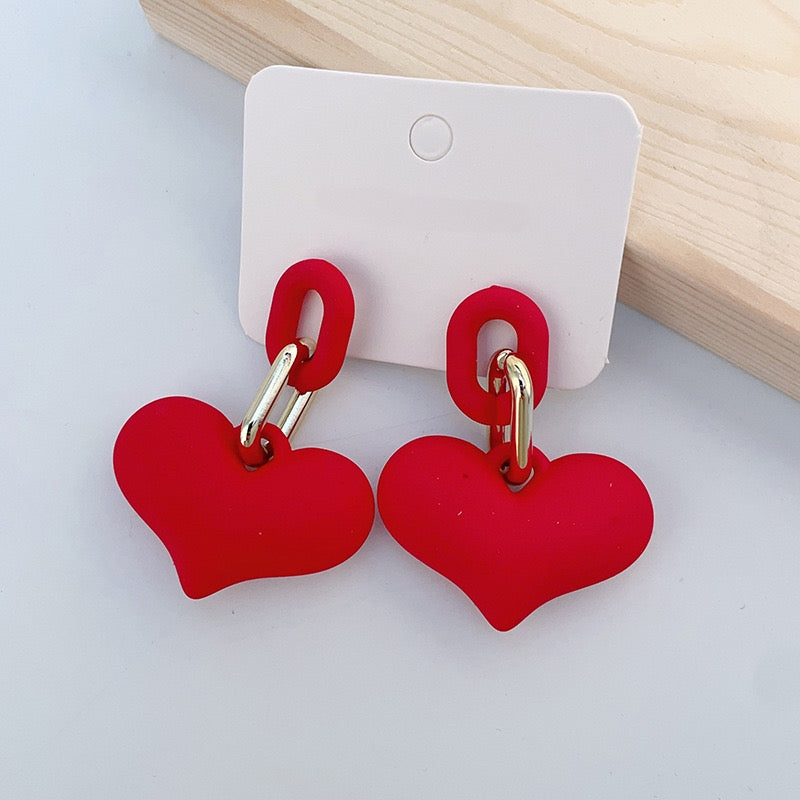 Aretes de corazones rojos