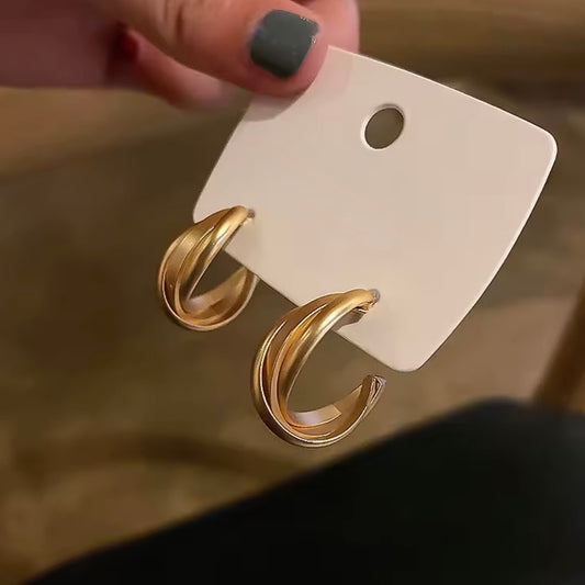 Arracadas doradas pequeñas