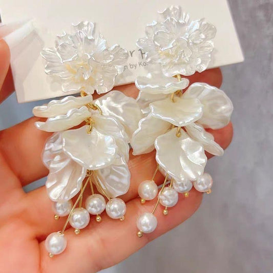 Aretes de flores blancas