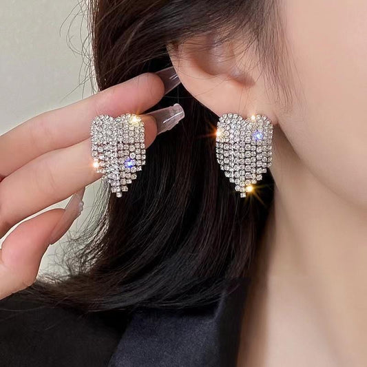 Aretes de corazones plateados