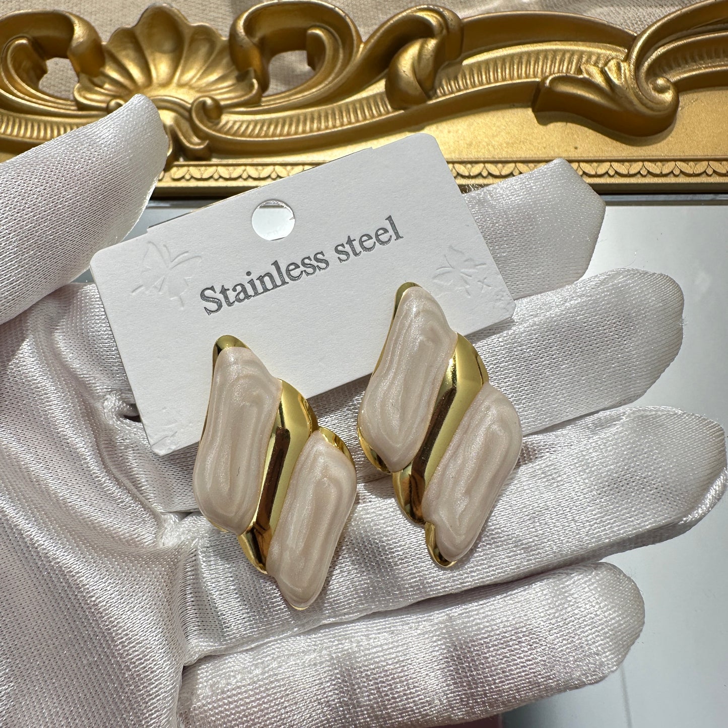 Aretes blanco y dorado - acero inoxidable