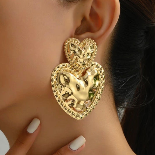 Aretes de corazones dorados con textura