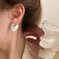 Aretes de corazones blancos