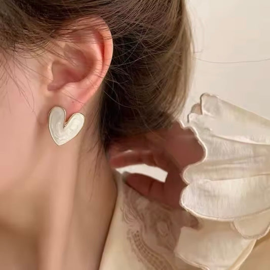 Aretes de corazones blancos