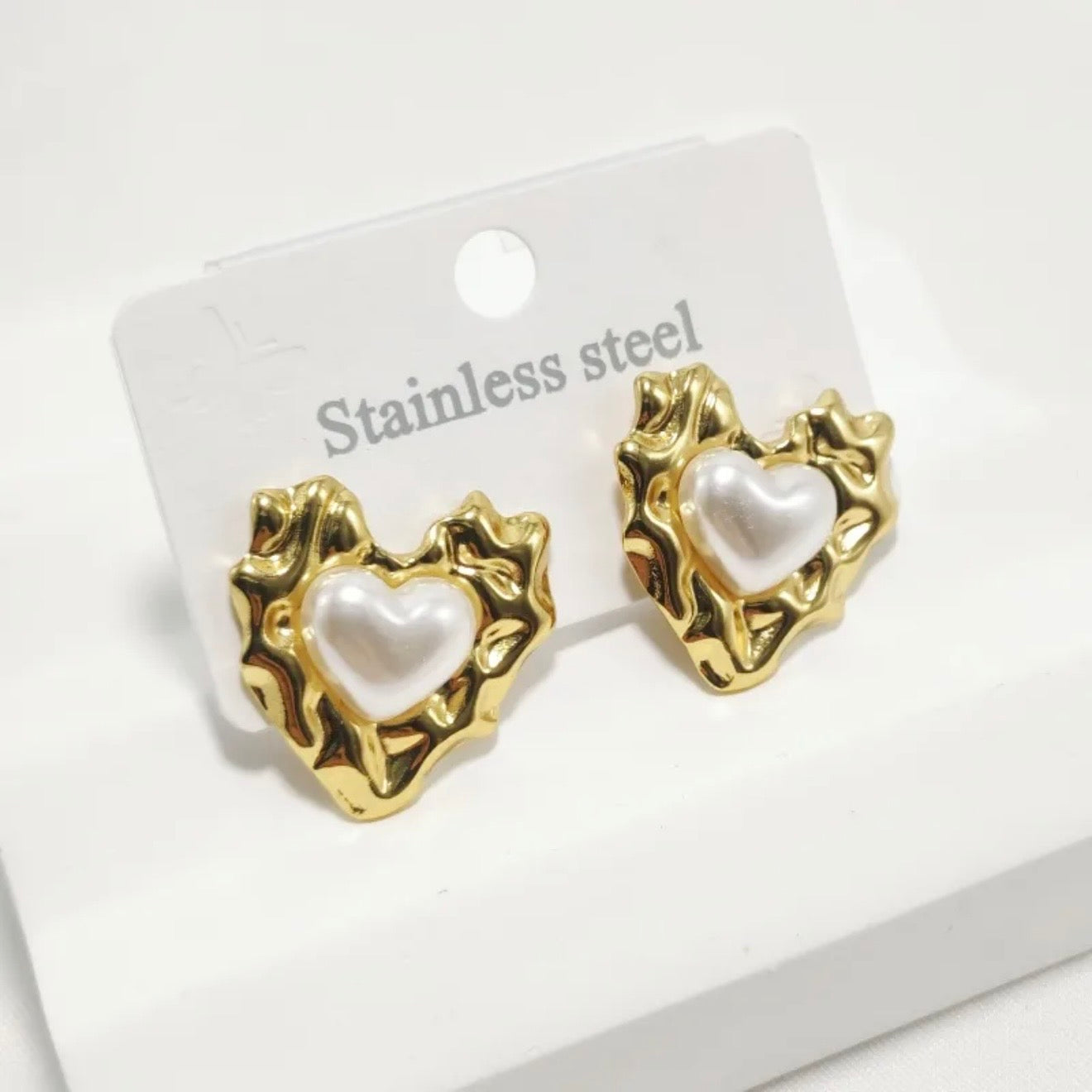 Aretes de corazones dorados con corazón blanco - acero inoxidable