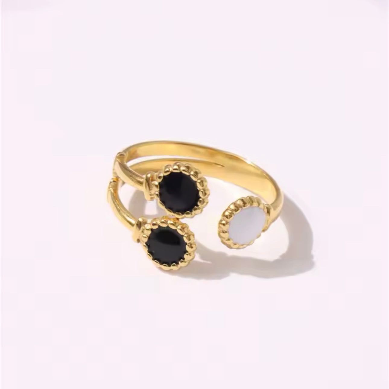 Anillo ajustable dorado con blanco y negro - acero inoxidable