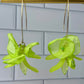 Aretes largos de pétalos verdes