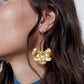 Aretes largos de flores doradas