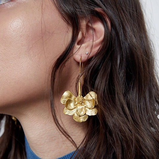 Aretes largos de flores doradas