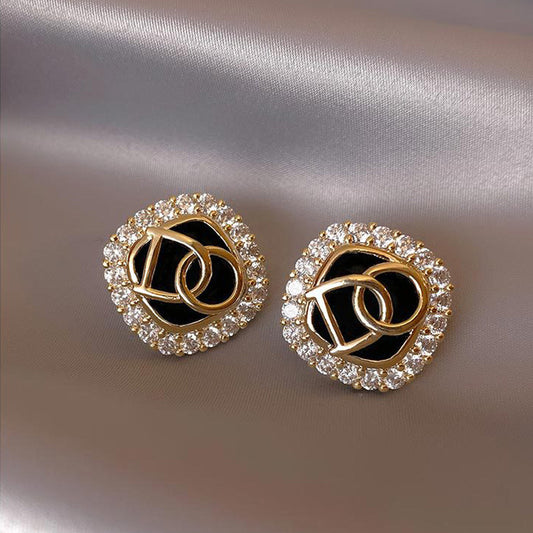 Aretes pequeños negros