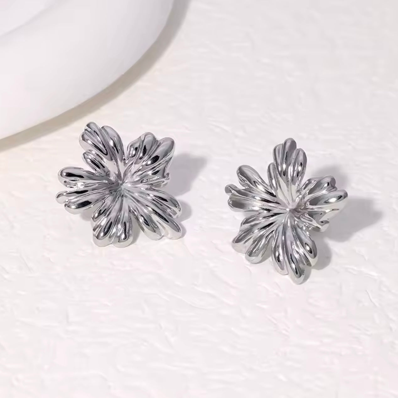 Aretes de flores plateadas- acero inoxidable